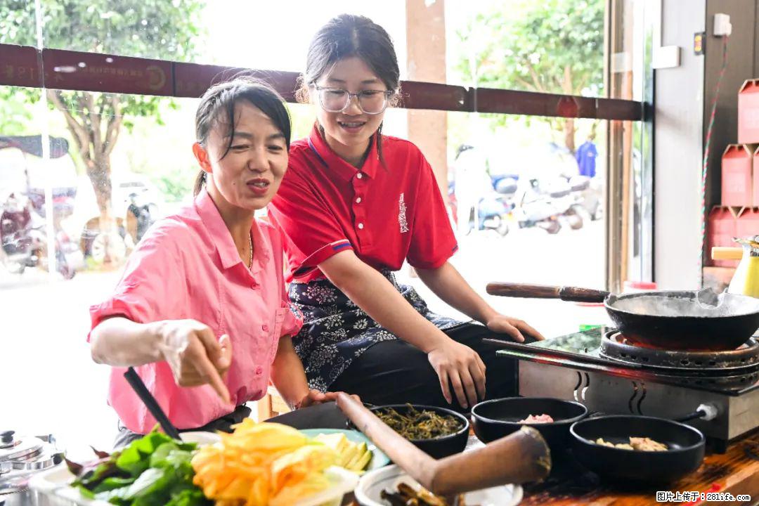 全网追的“扁担女孩”,找了一份暑假工,时薪12元 - 包头生活资讯 - 包头28生活网 bt.28life.com