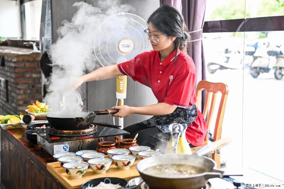 全网追的“扁担女孩”,找了一份暑假工,时薪12元 - 包头生活资讯 - 包头28生活网 bt.28life.com
